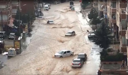 أمطار غزيرة في أنقرة تتسبب في فيضانات وانجراف العديد من السيارات