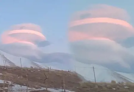 أتراك يرصدون سحابة غريبة الشكل في سماء ولاية فان أمس ويعتبرونها "نذير زلزال" 