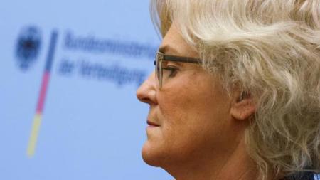 استقالة وزيرة الدفاع الألمانية كرستين لامبرخت