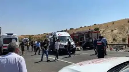 كارثة طريق.. حافلة تصطدم بـ10 سيارات في أكساراي