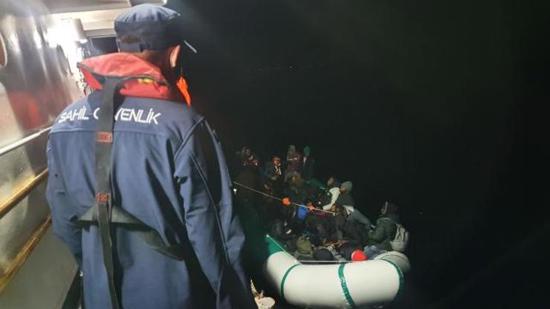 إنقاذ 53 مهاجرا غير نظامي قبالة سواحل إزمير
