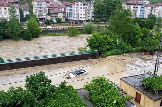 شوارع زونغولداك تتحوّل إلى بحيرات بفعل عاصفة مفاجئة