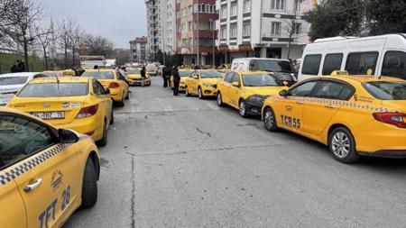 اصطفاف سيارات الأجرة  في إسطنبول لتحديث التعريفة الجديدة