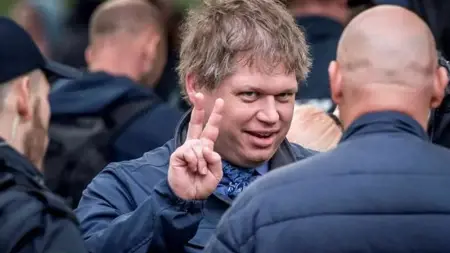 بعد حرقه القرآن الكريم في السويد.. بريطانيا تمنع يميني متطرف من دخول أراضيها 