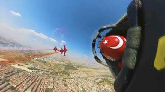 السماء التركية تشهد عروضاً جوية مبهرة