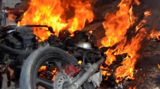 احتراق 500 دراجة نارية و7 سيارات إثر اندلاع حريق هائل في باكستان