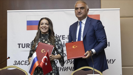 تركيا وروسيا توقعان خطة عمل للتعاون في قطاع السياحة