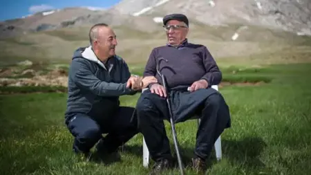 شخصيات سياسية بارزة تواسي وزير الخارجية التركي الأسبق مولود تشاووش أوغلو عقب وفاة والده