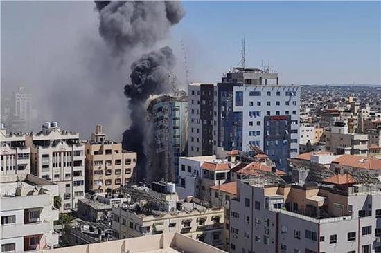 إسرائيل تقصف مبنى يضم مكتب قناة الجزيرة.. والمقاومة الفلسطينية تتوعد