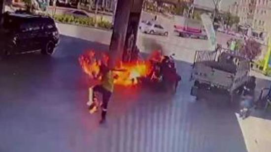 تحذير: لا تشعل النيران داخل محطة وقود ..هذا ما حدث عندما حاول أحدهم فعل ذلك