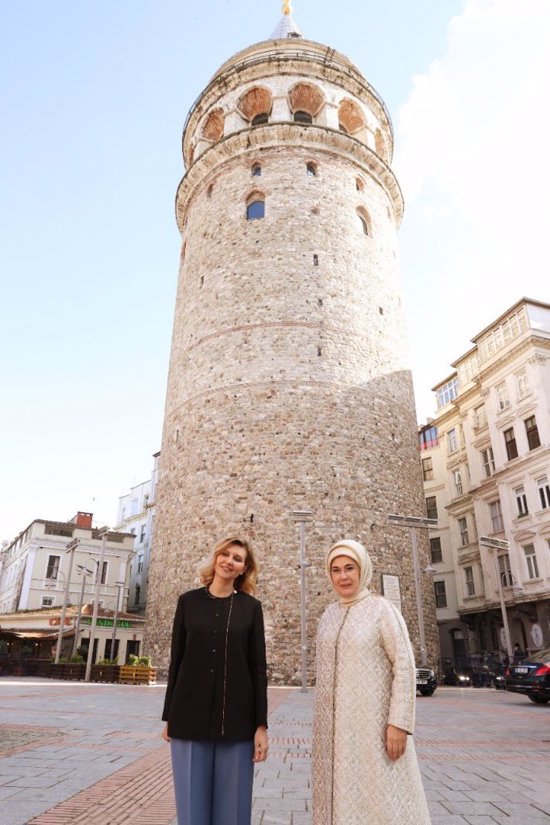السيدة أمينة أردوغان تصطحب سيدة أوكرانيا الأولى إلى برج غلطة التاريخي