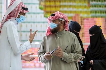 السعودية تعلن إعادة الإلزام بارتداء الكمامة والتباعد في كل مكان