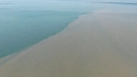 تحول لون البحر إلى اللون البني في كاستامونو تحول لون البحر إلى اللون البني في كاستامونو