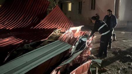 العواصف تقتلع سقف بناية مكونة من 5 طوابق في ولاية كارس التركية