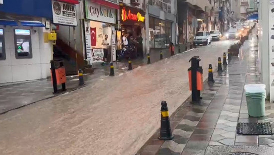 الأمطار الغزيرة تُغرق شوارع أرتفين وتحوّلها إلى «بحيرات» في شرق البحر الأسود التركي