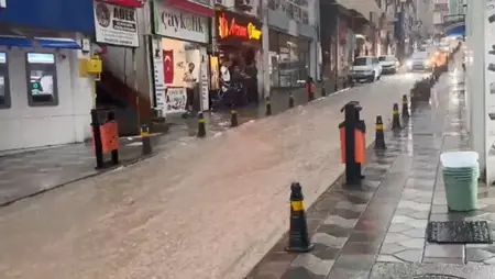 الأمطار الغزيرة تُغرق شوارع أرتفين وتحوّلها إلى «بحيرات» في شرق البحر الأسود التركي