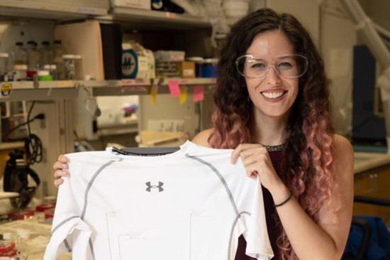 ابتكار قميص ذكي قابل للغسل يراقب مؤشرات القلب بشكل فعّال