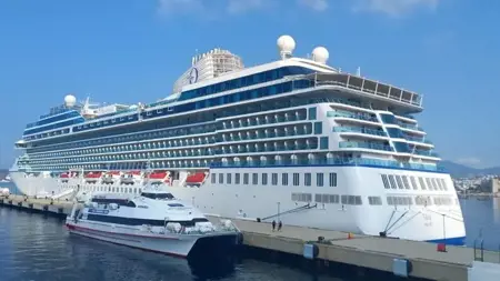 على متنها 1179 سائحا .. سفينة عملاقة ترسو في "موغلا" التركية