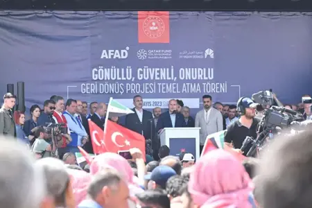 صويلو يضع حجر أساس مشروع سكني ضخم في سوريا تمهيدًا لعودة اللاجئين