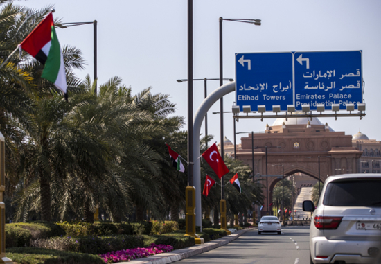 شوارع الإمارات تتزين بالأعلام التركية