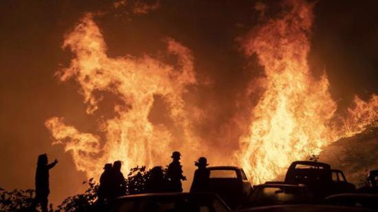 حرائق الغابات في تشيلي تودي بحياة 13 شخص والرئيس يعلن حالة الطوارئ
