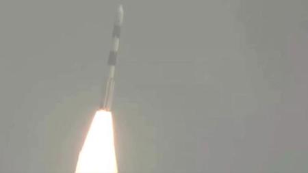 الهند تطلق قمرًا صناعيًا تم تطويره مع بوتان إلى الفضاء