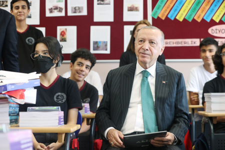 في أجواء احتفالية: أردوغان يشارك الطلاب يومهم الأول في العام الدراسي الجديد