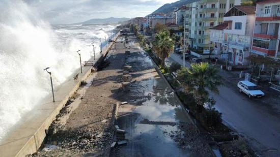 الأرصاد التركية تحذر من عواصف متوقعة في مدن البحر الأسود