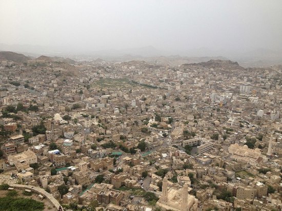 المعارك تتّسع في تعز والحديدة وتدفع عائلات إلى النزوح