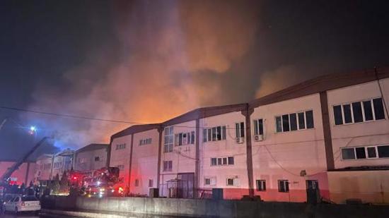 اندلاع حريق كبير في مصنع نسيج في كهرمان مرعش