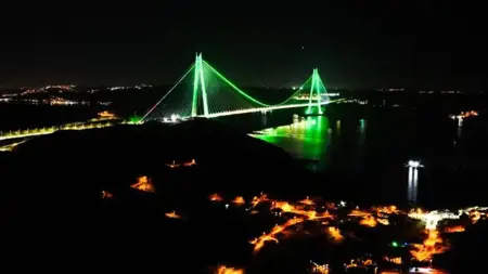 إضاءة جسور إسطنبول بمناسبة "أسبوع الهلال الأخضر"