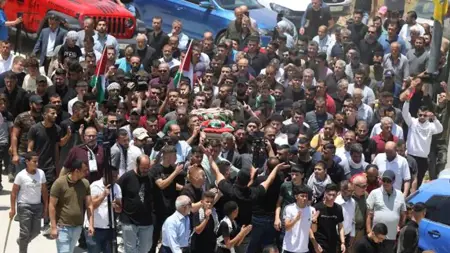 جنود الاحتلال يقتلون رضيعا فلسطينيا برصاصة في رأسه وهو في حضن والده