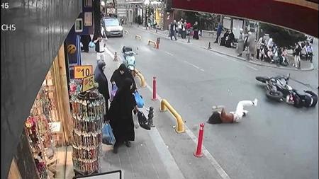 اصطدام دراجة نارية وسكوتر وجها لوجه في إسطنبول