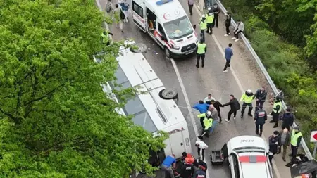 انقلاب حافلة سياحية تقل طلابًا بعد اصطدامها بسيارة في سينوب