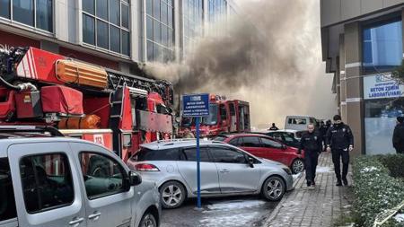 حريق هائل في مركز أعمال بإسطنبول