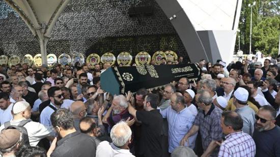 تشييع جثمان الكاتب التركي علي حيدر حقصال في إسطنبول