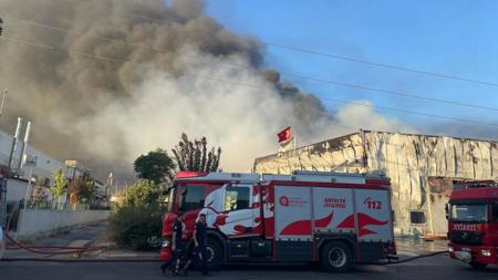 اندلاع حريق في مصنع مواد غذائية في أنطاليا