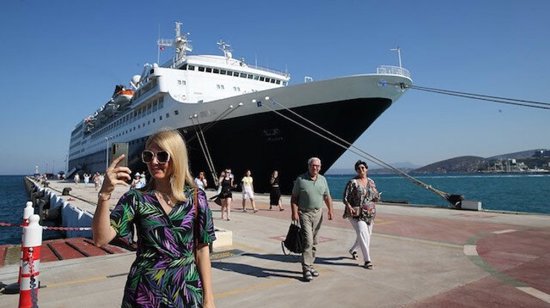 بعد توقف 16 شهرا.. جزيرة "قوش" التركية تستقبل أول سفينة سياحية أجنبية