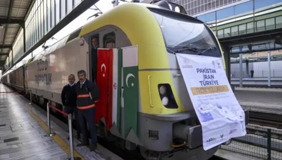 تركيا تستقبل قطار شحن البضائع الذي يربطها مع إيران وباكستان