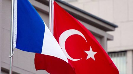 أنقرة وباريس تبحثان وضع الأتراك والمسلمين المقيمين في فرنسا
