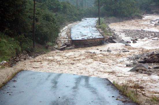 فيضانات تجتاح ولاية دوزجي وتلحق أضرارا بالمنازل والجسور