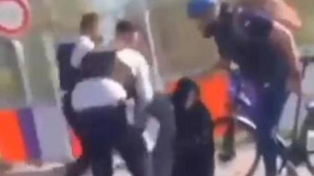الشرطة الفرنسية تعتدي بالضرب لدقائق على امرأتين محجبتين وسط الشارع