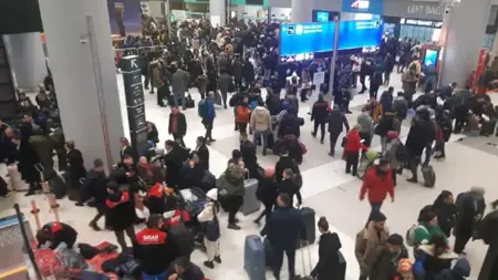 توافد متطوعو الإغاثة إلى مطار إسطنبول