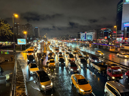الكثافة المرورية في اسطنبول تصل إلى 89 مساء اليوم