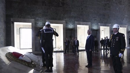 وزير الدفاع الإسرائيلي يلتقي بنظيره التركي ويزور ضريح أتاتورك في أنقرة