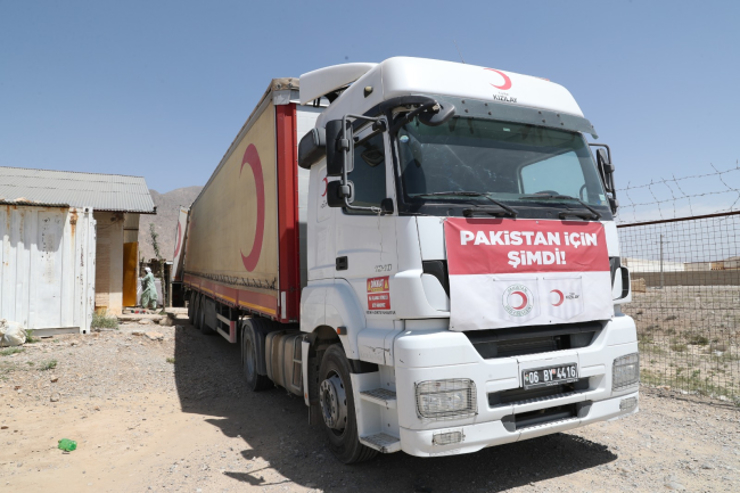 الوصف: 4 شاحنات مساعدات إنسانية من الهلال الأحمر التركي إلى باكستان