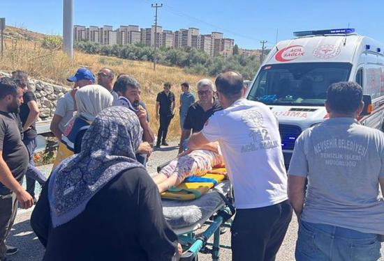 إصابة 6 أشخاص بينهم 4 أطفال إثر تصادم شاحنة سحب مع جرار زراعي في نوى شهير التركية