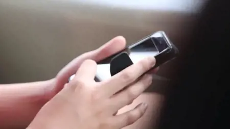 التشيك تتجه لحظر الهواتف المحمولة في المدارس
