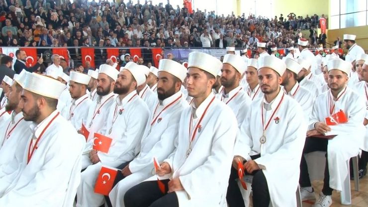 بينهم 13 فتاة.. حفل إجازةٍ لـ41 حافظاً وحافظة لكتاب الله في توكات التركية