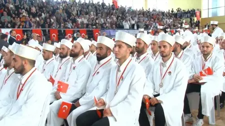بينهم 13 فتاة.. حفل إجازةٍ لـ41 حافظاً وحافظة لكتاب الله في توكات التركية
